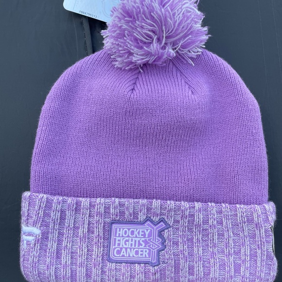 Detroit Red Wings Fanatics  Beanie “Hockey Fights Cancer” Retails For $45 - Picture 6 of 9